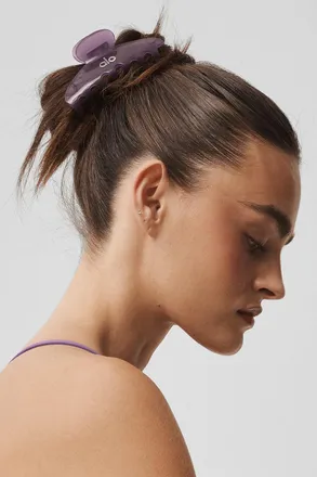 Alo | 90s Claw Clip in Plum Kiss Clear Purple