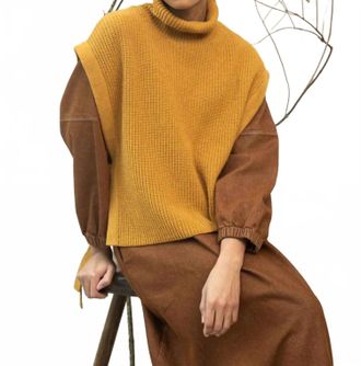 Beaumont Organic Kanon Roll Neck Vest In Ochre Marl
