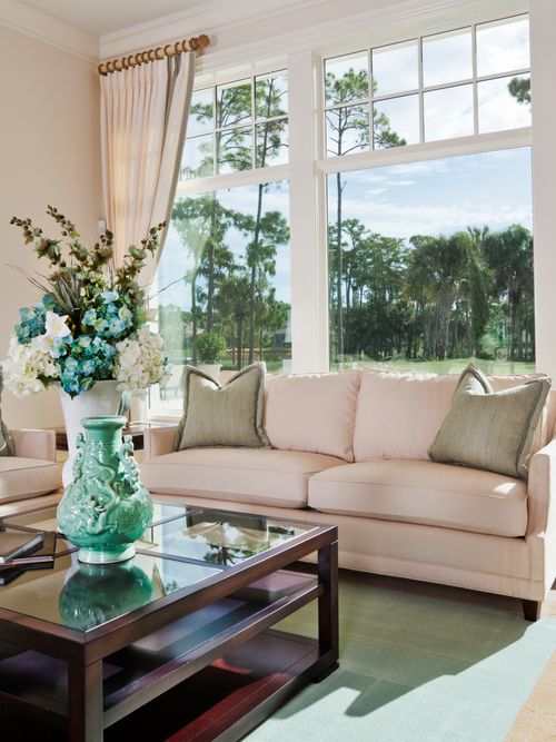 Ein Wohnzimmer mit weißem Track Arm Sofa