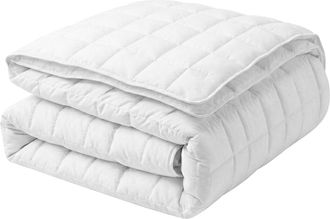 Beliani Edred&oacute;n Blanco Mezcla De Poli&eacute;ster Tama&ntilde;o Doble 200 X 220 Cm Abotonado Acolchado Korab