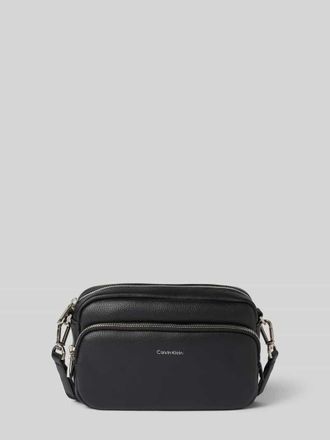 Calvin Klein Handtasche mit Label-Applikation und Schulterriemen in Black, Gr&ouml;&szlig;e 1
