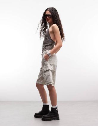 Weekday Pantaloncini bermuda cargo beige con stampa mimetica-Biondo