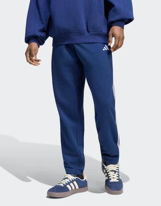 adidas adidas Performance - Essentials - Pantaloni affusolati in spugna blu navy con 3 strisce bianche e polsini elasticizzati