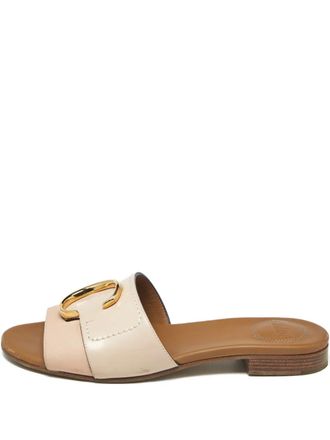 Chlo&eacute; Leren slippers met logodetail - Beige